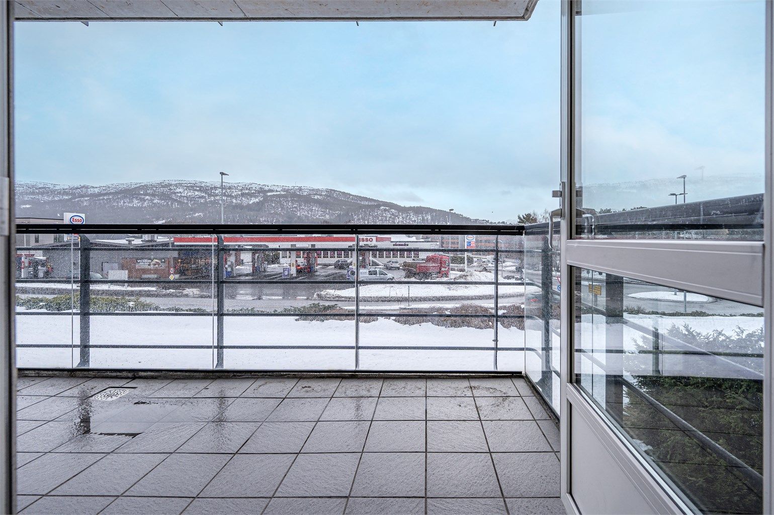 Terrassen er utført i en solid betongkonstruksjon med flislagt gulv.