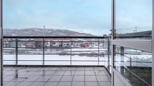 Terrassen er utført i en solid betongkonstruksjon med flislagt gulv.