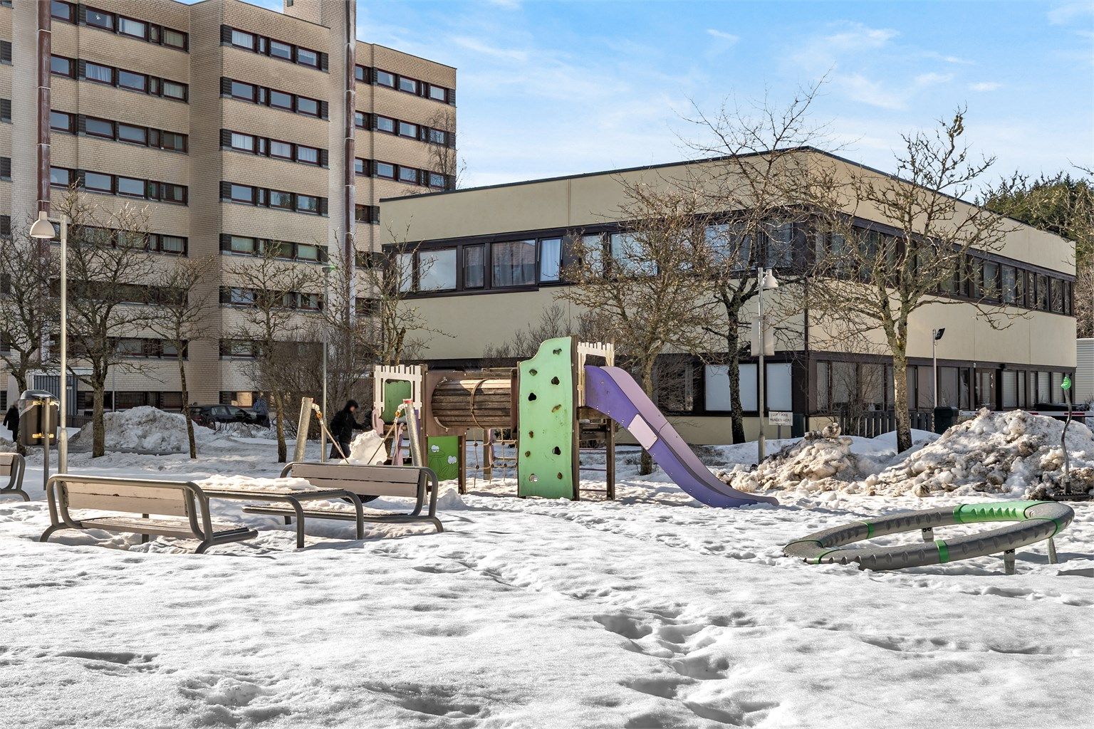 På fellesarealene er det lekeplass og flere hyggelige sittegrupper.