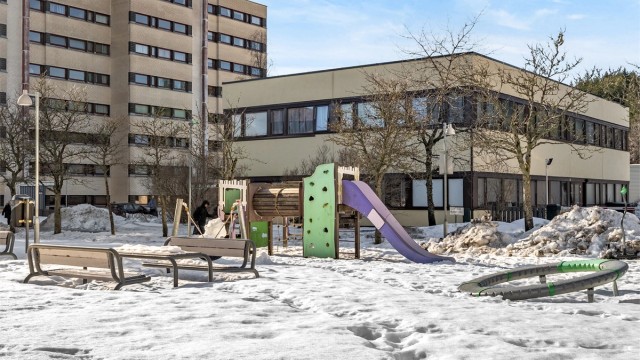 På fellesarealene er det lekeplass og flere hyggelige sittegrupper.