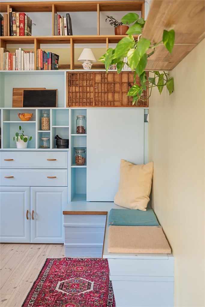 Innredningen byr på en kombinasjon av åpne hyller og lukkede skap.