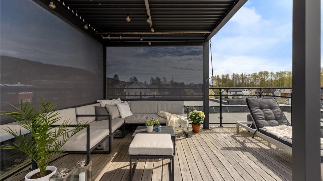 Pergolaen har nedtrekkbare screens på to sider som gir god beskyttelse mot sol, vind og regn