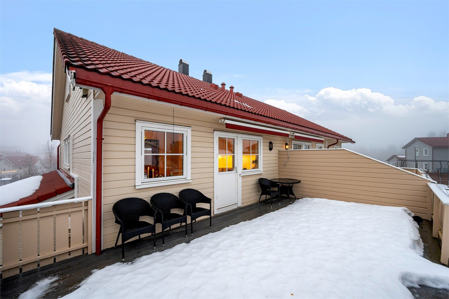 Her bor du med nærhet til alt Tiller har å by på av servicetilbud, og kun ca. 17 minutters kjøring til Trondheim sentrum. Området har flere barnehager og skoler innen kort gangavstand, noe som gjør det ideelt for barnefamilier.