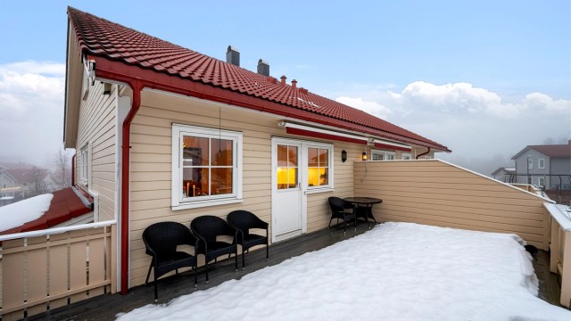 Her bor du med nærhet til alt Tiller har å by på av servicetilbud, og kun ca. 17 minutters kjøring til Trondheim sentrum. Området har flere barnehager og skoler innen kort gangavstand, noe som gjør det ideelt for barnefamilier.
