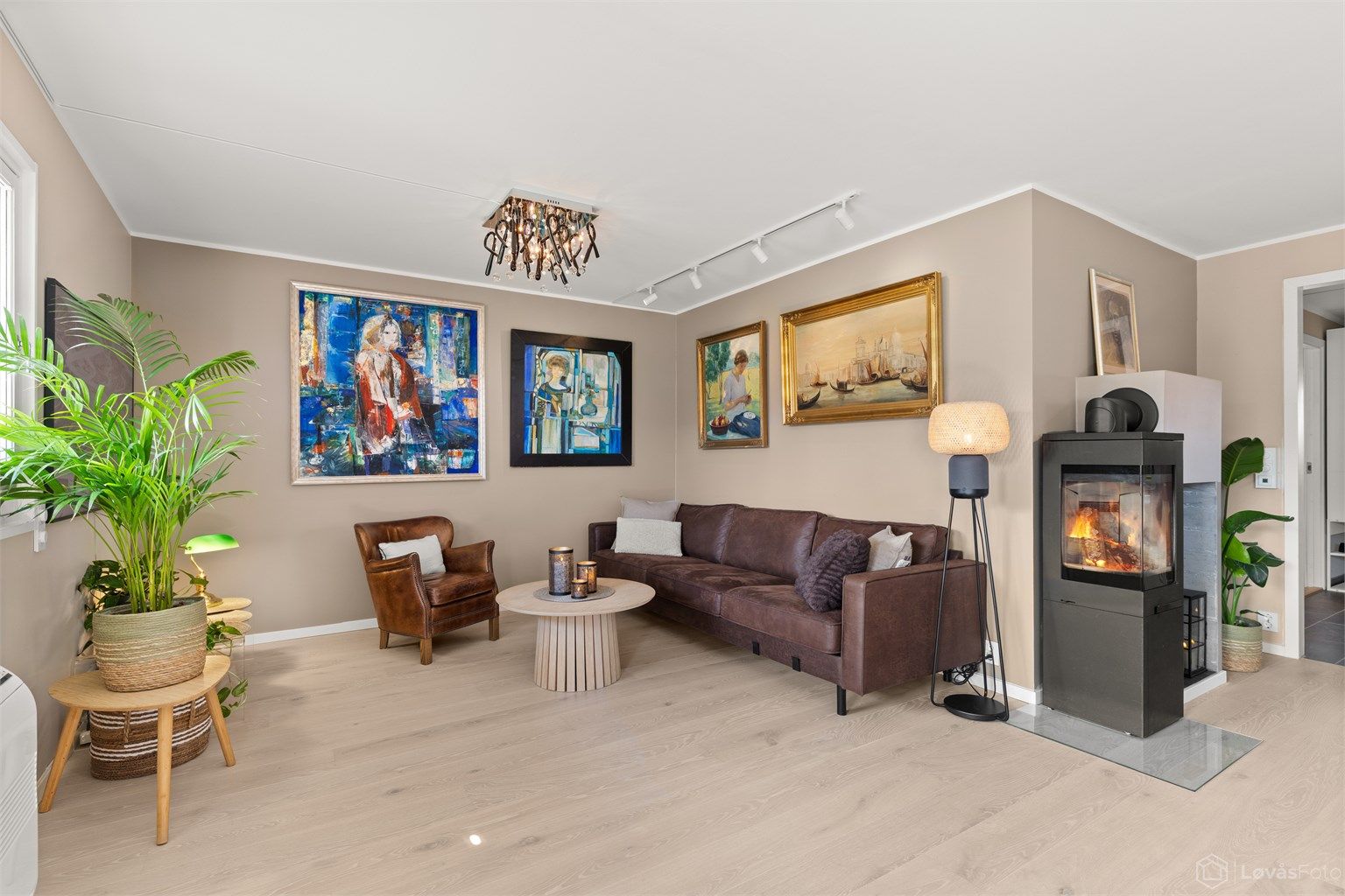 God plass til sofagruppe med tilhørende møblement. Peisovnen fra Nordpeis skaper en lun og hyggelig atmosfære på kjølige dager. 