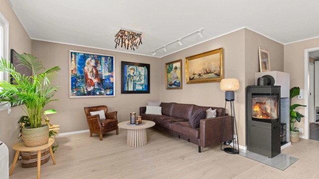 God plass til sofagruppe med tilhørende møblement. Peisovnen fra Nordpeis skaper en lun og hyggelig atmosfære på kjølige dager.