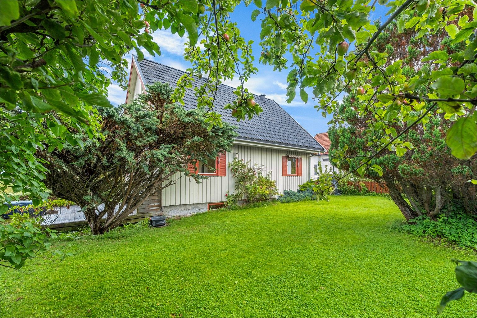 Grytbakkstranda ligger i et rolig og naturskjønt område helt ved sjøen, hvor du får en tilbaketrukket beliggenhet samtidig som du har kort vei til både sentrum, butikker og øvrige servicetilbud.