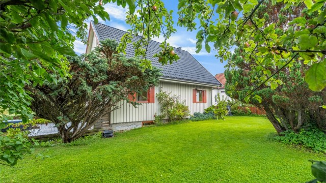 Grytbakkstranda ligger i et rolig og naturskjønt område helt ved sjøen, hvor du får en tilbaketrukket beliggenhet samtidig som du har kort vei til både sentrum, butikker og øvrige servicetilbud.