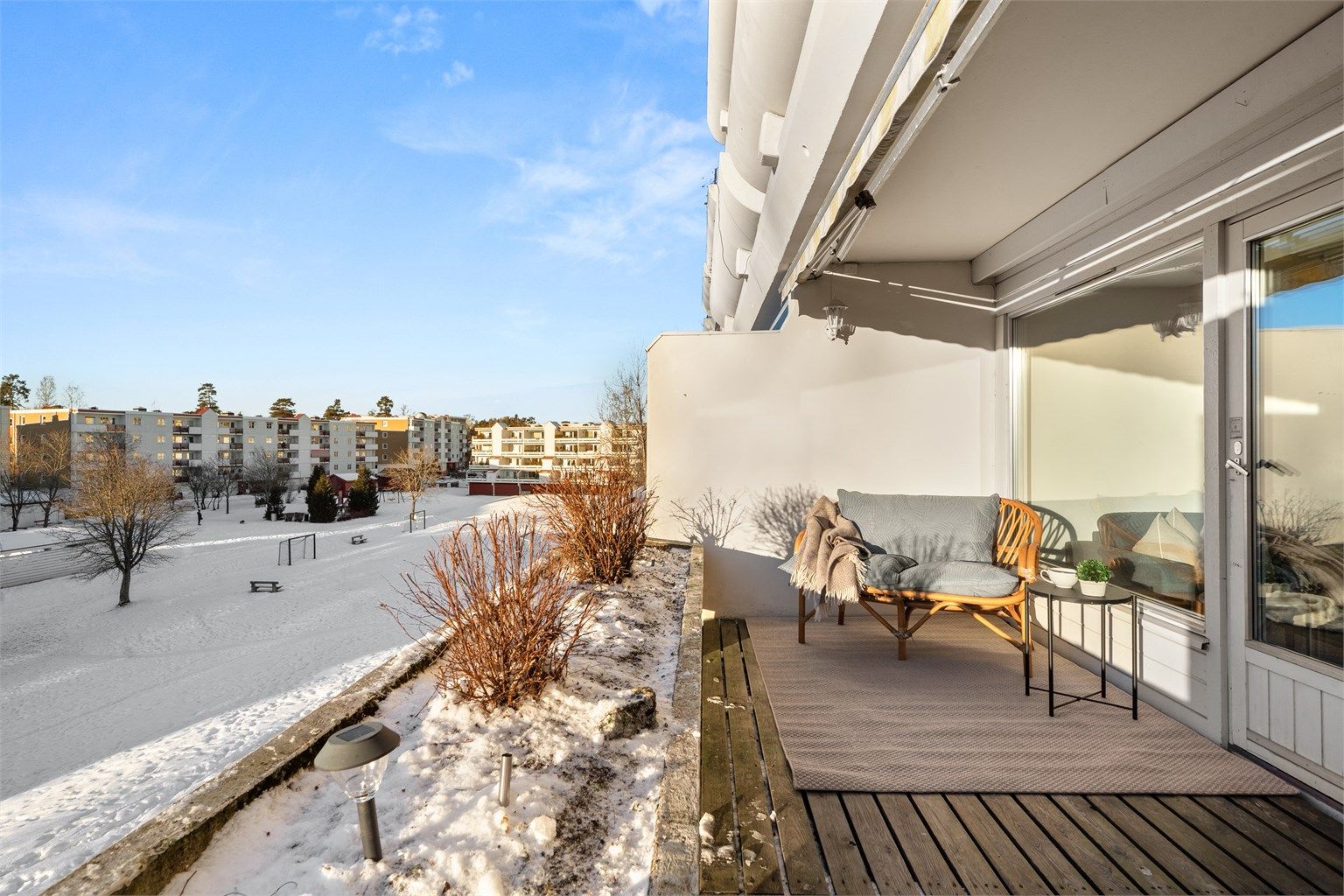 Selger opplyser om gode solforhold fra ca 13 til solnedgang på sommerstid.