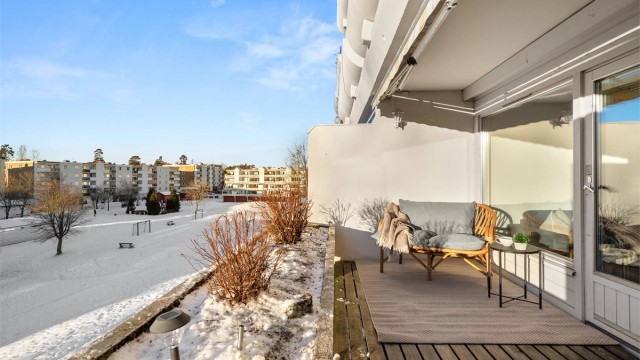 Selger opplyser om gode solforhold fra ca 13 til solnedgang på sommerstid.