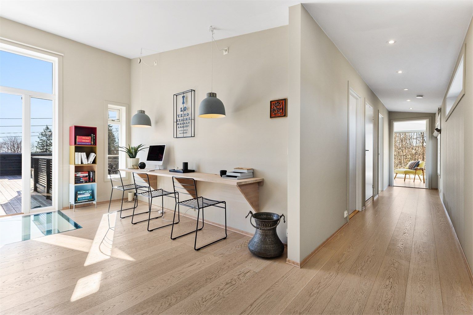 Opp trappen i 2.etasje kommer du først til stuen. Her er det plass til sittegruppe, TV-område og skrivebord/kontorløsning. Stilig detalj med glassgulv ned mot entreen i 1.etasje. Fra stuen er det utgang til en stor takterrasse.