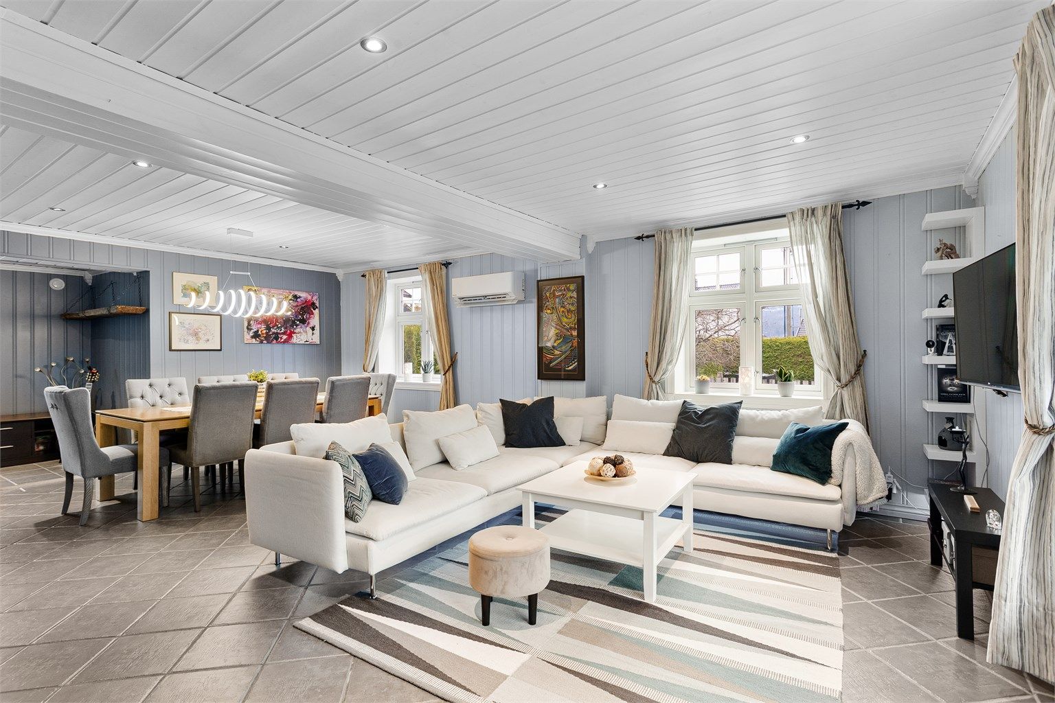 Romslig og fin stue med flislagt gulv med varme