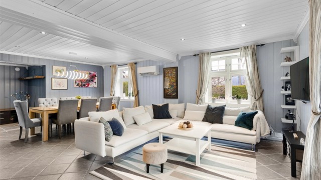 Romslig og fin stue med flislagt gulv med varme