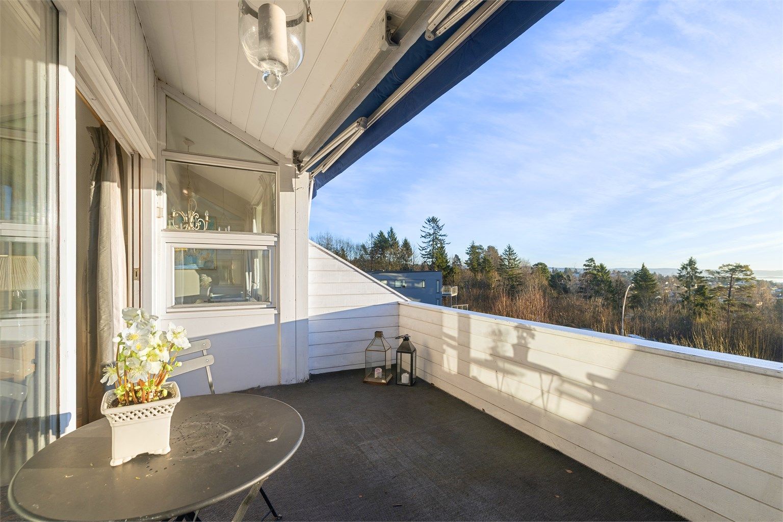 Markise og god plass til utemøbler på balkong.