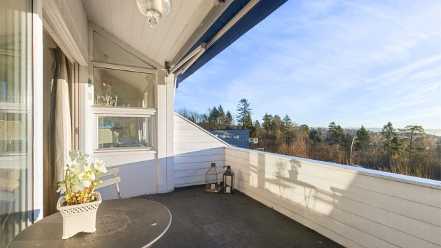 Markise og god plass til utemøbler på balkong.