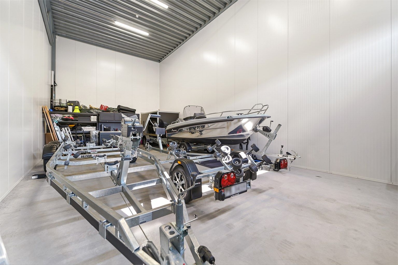 Seksjonen har veggmontert vifteovn, uttrekksvifte med bryter, ekstra belysning, trekkerør for fiber, strømmåler og vannmåler, innlagt vann, rør-opplegg til toalett og sluk til fremtidig dusj.