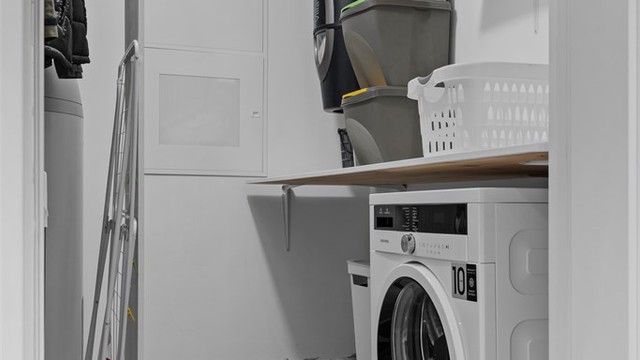 Kombinert vaskerom og bod med flislagt gulv, opplegg for vaskemaskin og tekniske installasjoner (Vaskerom er opprinnelig byggemeldt som bod jfr byggetegninger. Rommet er ikke omsøkt og dermed ikke godkjent for denne bruk. Se mer under pkt ferdigattest)