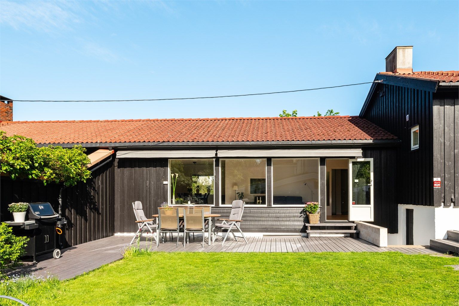 Stor terrasse med utgang fra stuen. Elektriske markiser med fjernstyring.