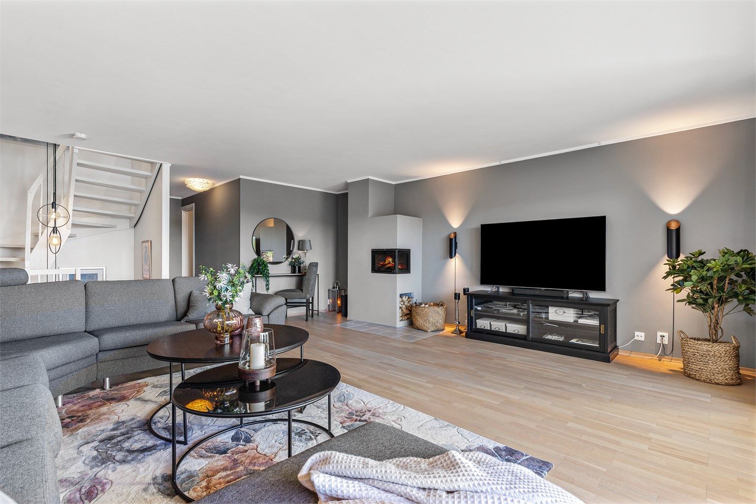 Stuen i danner et lunt oppholdsrom med god plass til stor sofagruppe og sitteplasser.