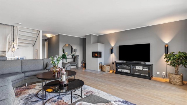 Stuen i danner et lunt oppholdsrom med god plass til stor sofagruppe og sitteplasser.