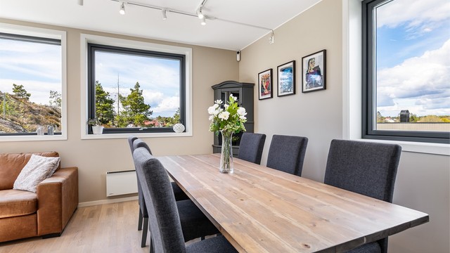 Fra spisebordet er det utsyn både mot vest og mot nord.