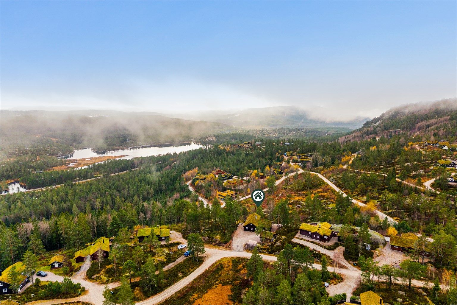 525 meter over havet, under 1,5 timers kjøring fra Grenland og 2 timer fra Kristiansand, ligger dette flotte hytteområdet på Bjønntjønn. Treungen er nærmeste tettsted og ligger bare 10 kilometer unna.