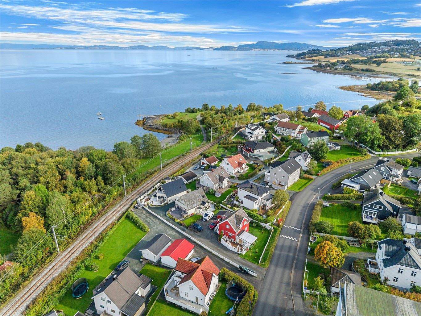 Fra boligen er det en kort spasertur ned til populære Hansbakkfjæra, som er tilrettelagt med badebrygge, gressbakker og benker, samt turstier som strekker seg videre langs fjorden mot Væresholmen og Ladestien.