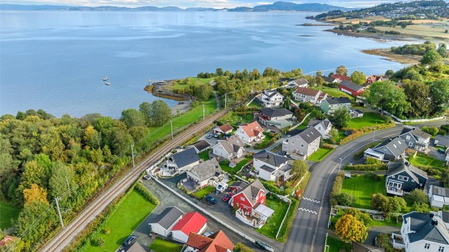 Fra boligen er det en kort spasertur ned til populære Hansbakkfjæra, som er tilrettelagt med badebrygge, gressbakker og benker, samt turstier som strekker seg videre langs fjorden mot Væresholmen og Ladestien.