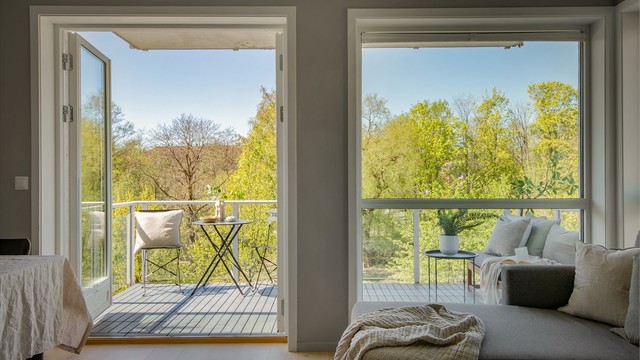 Balkongen fungerer som en naturlig forlengelsen av stuen på varme sommerdager.