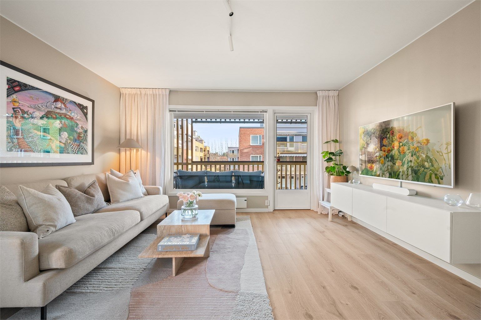 Fra stuen er det direkte utgang til den store, sydøstvendte balkongen.