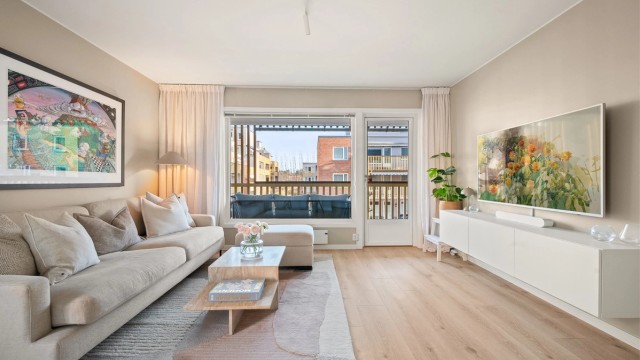 Fra stuen er det direkte utgang til den store, sydøstvendte balkongen.