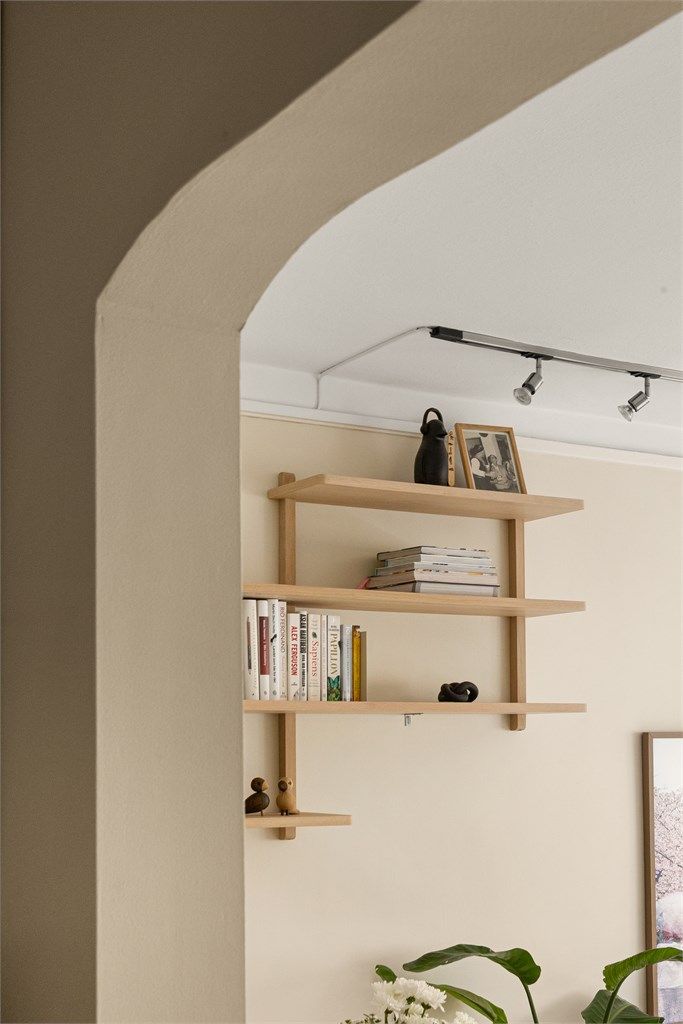 Den buede åpningen mellom kjøkken og stue gir et fint ekko av bygårdens originale formspråk fra 1930-tallet.