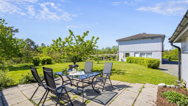 Hagen er opparbeidet med plen og diverse beplantning, og grenser mot naturtomt. Her hører man fuglekvitter, og man kan nå sjøen på ca. 4 minutter i bil.