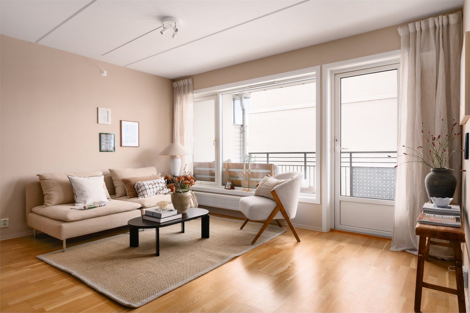 I stuen er det god plass til å møblere med både sofagruppe og spisebord.