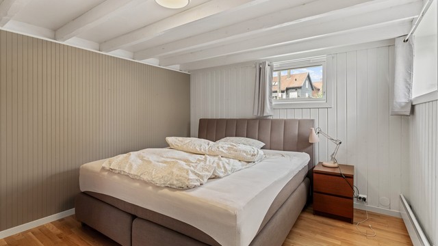 Rommet har god plass til dobbeltseng og nattbord.