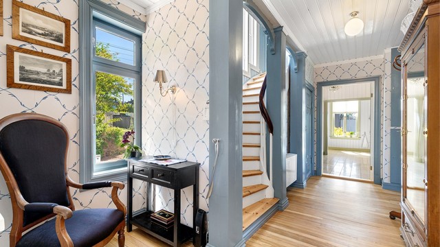 Hallen fungerer som et bindeledd mellom boligens ulike rom