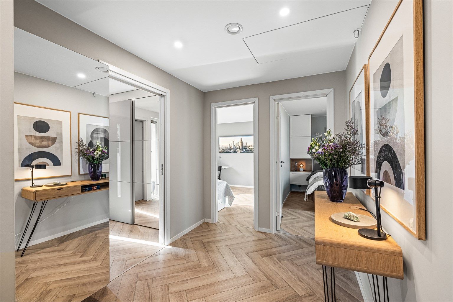 Gangen binder soverommene sammen og har, som resten av etasjen, fiskebensparkett og downlights.