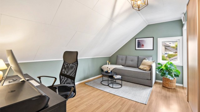 Innredet loftsrom benyttet som kontor og ekstra oppholdsrom.