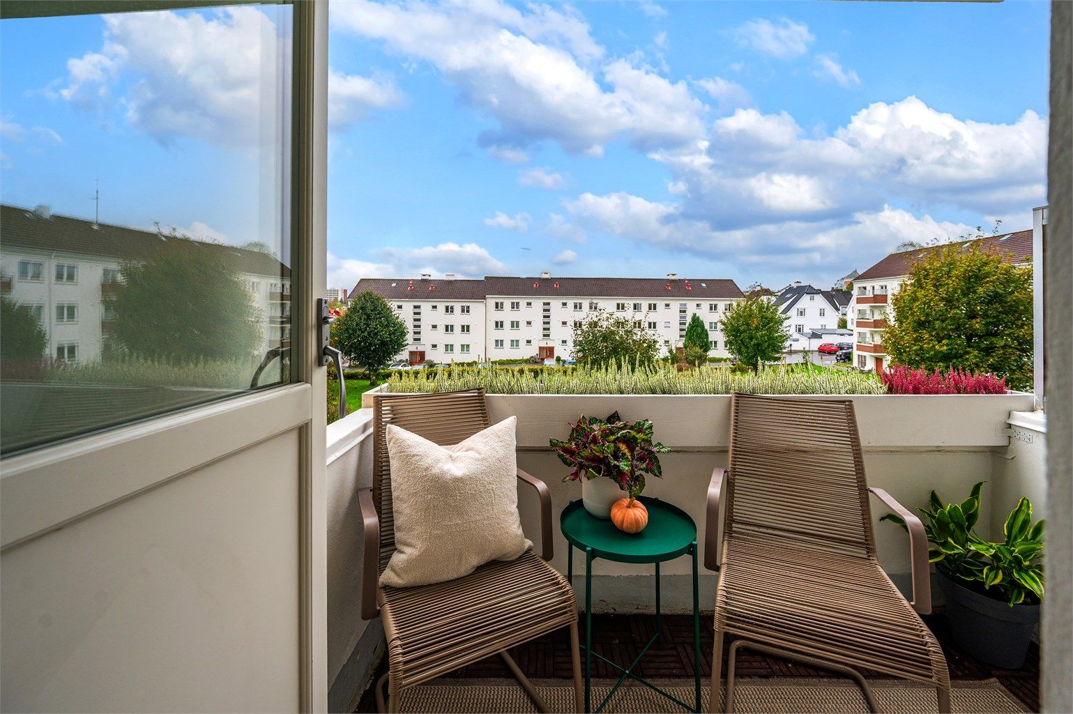 Det er også utgang til vestvendt balkong med sol utover dag og kveld. Blokken ligger vendt mot grøntområde, så stuen har ingen innsyn, men flott utsyn.