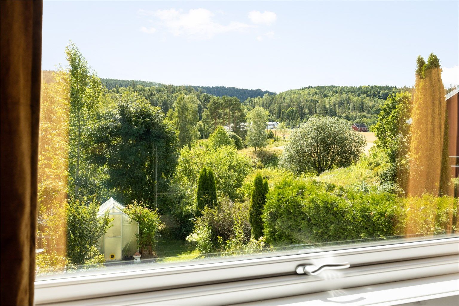 Fra hovedsoverommet er det utsyn over hagen og de landlige omgivelsene.