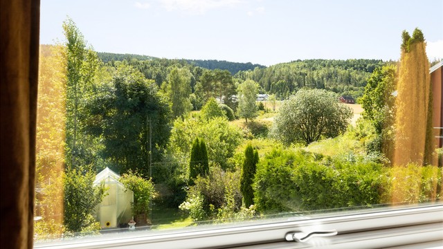 Fra hovedsoverommet er det utsyn over hagen og de landlige omgivelsene.