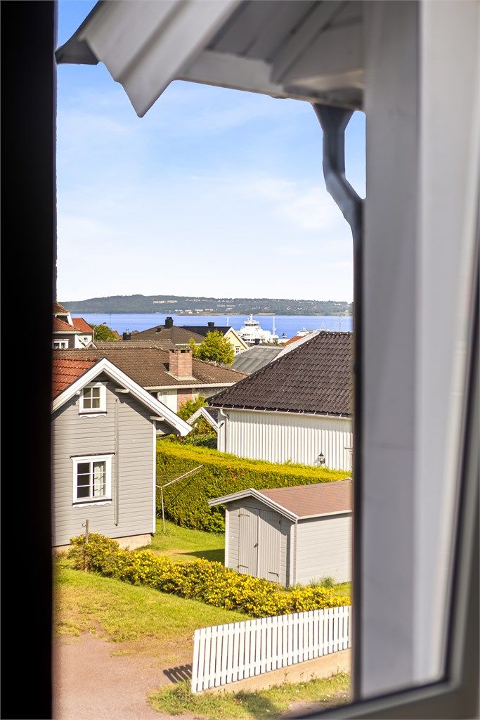 Fine siktlinjer mot fjorden.