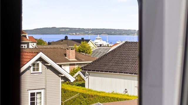 Fine siktlinjer mot fjorden.
