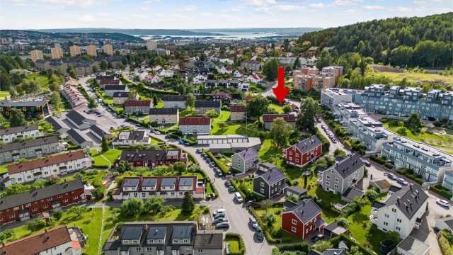 En perfekt bolig for deg som setter pris på umiddelbar nærhet til marka og enkel adkomst til sentrum!