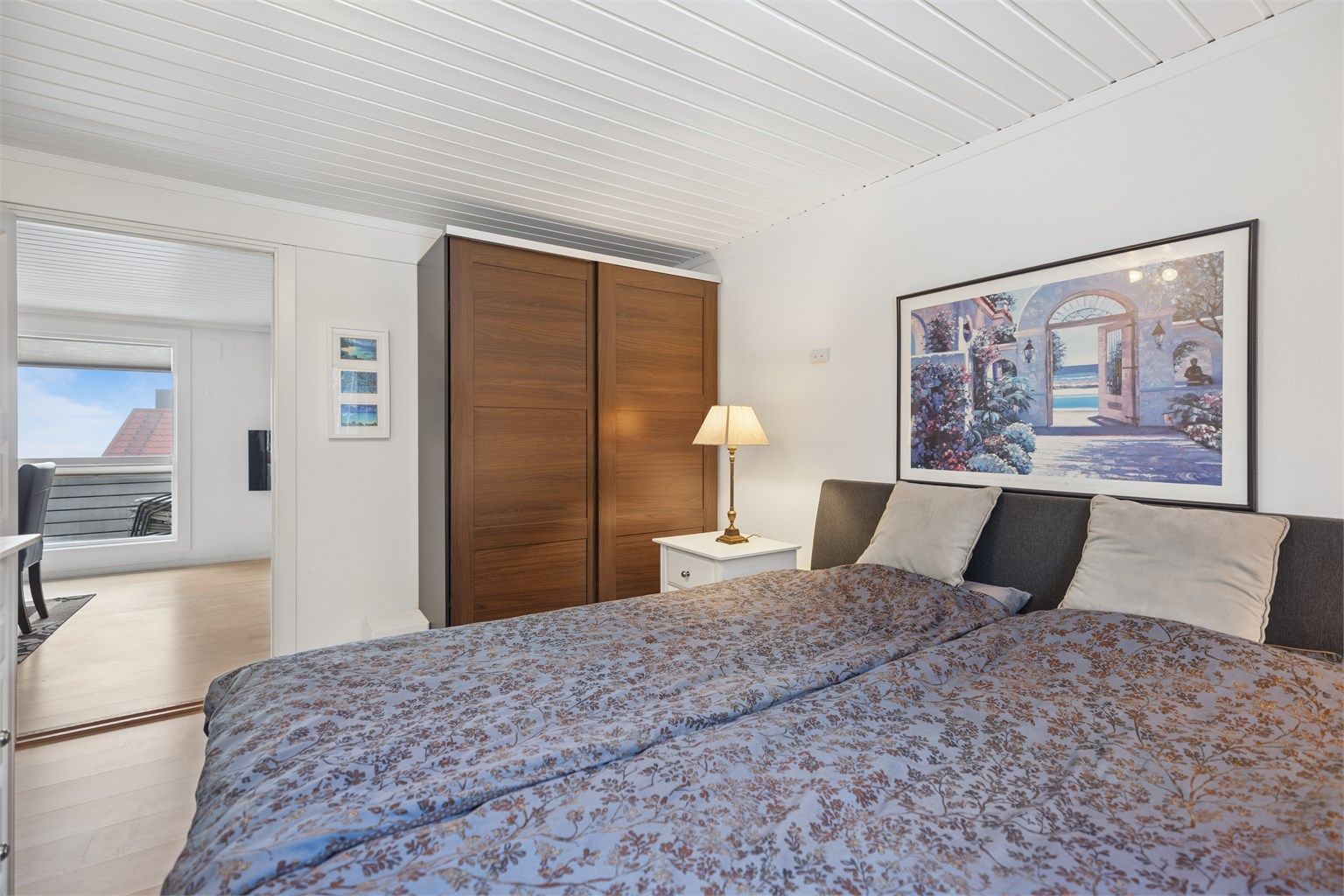 Hovedsoverommet i 2. etasje er romslig med god plass til garderobeløsninger.