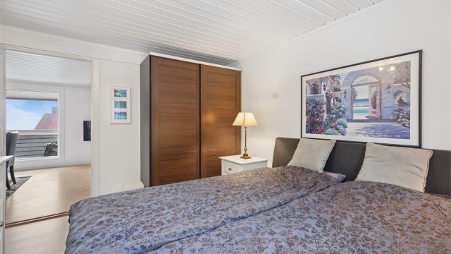 Hovedsoverommet i 2. etasje er romslig med god plass til garderobeløsninger.