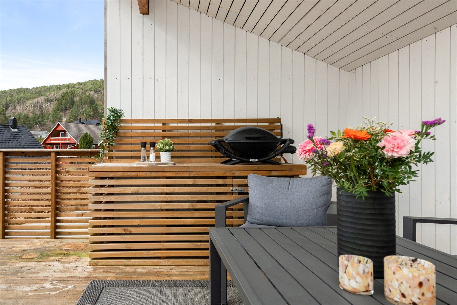 Her er det god plass til utekjøkken og sosiale sammenkomster.