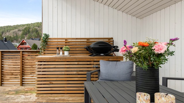 Her er det god plass til utekjøkken og sosiale sammenkomster.