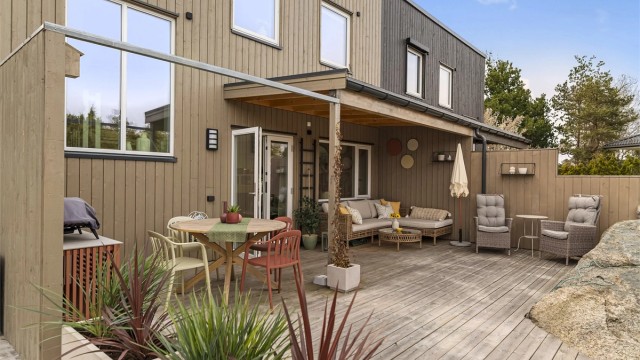 En særdeles fint skjermet terrasse med rikelig uteplass