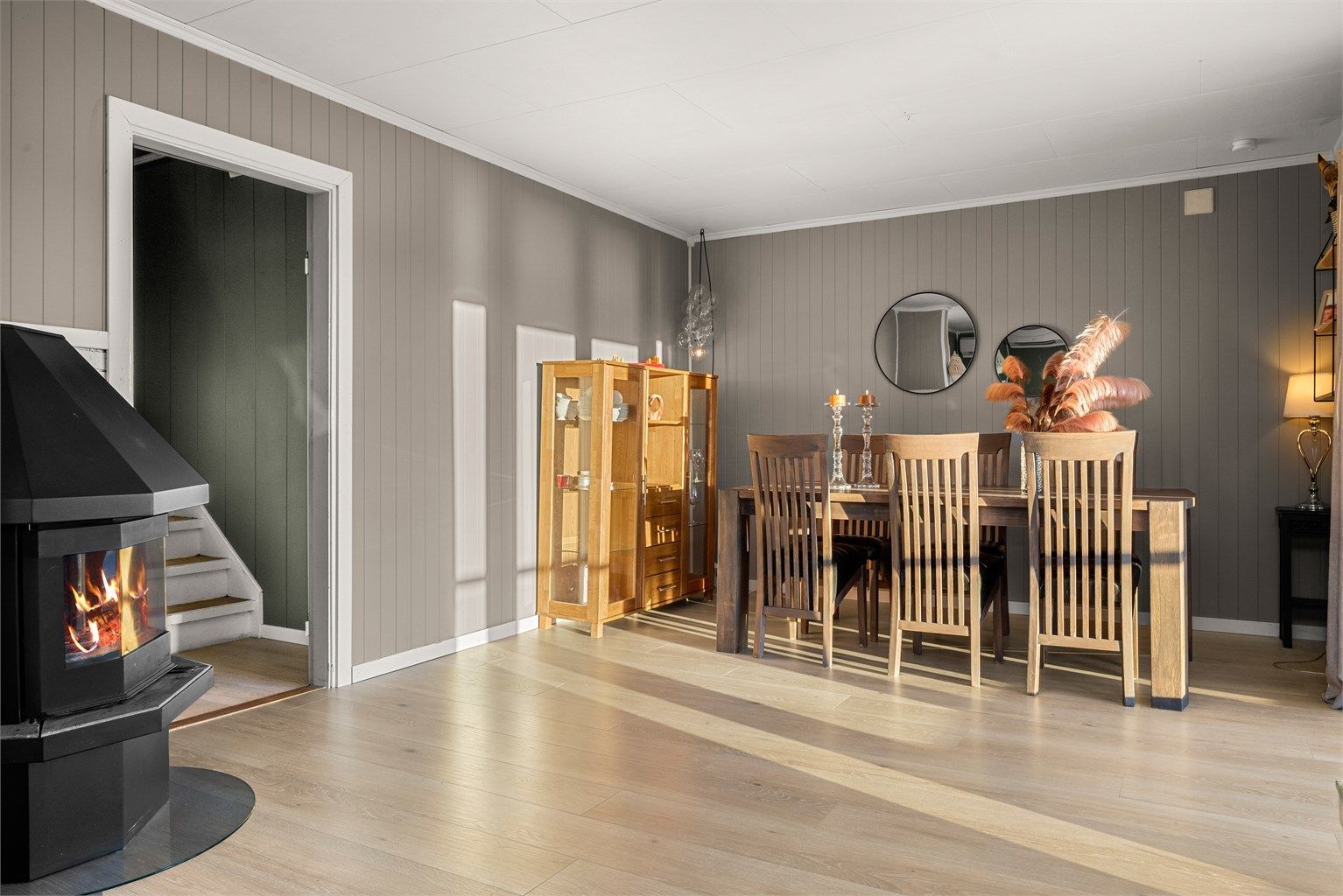 Stuen har god plass til et spisebord i en åpen og innbydende løsning. Boligen er oppvarmet med varmepumpe og vedovn i stuen, samt en varmepumpe i underetasjen som gir effektiv og behagelig oppvarming.